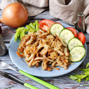 Рубец жареный с луком