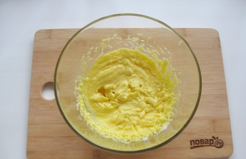 1. Этап. Торт Метелица: Затем взбейте миксером желтки с сахаром и маслом. Добавьте чайную ложку соды без горки, погашенную уксусом или лимонным соком.