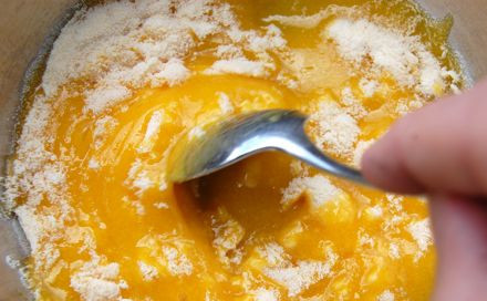 1. Этап. Мусс из персиков: 6. Отправить на огонь и слегка прогреть, не доводя до кипения, чтобы желатин хорошо растворился. В процессе нужно постоянно помешивать.