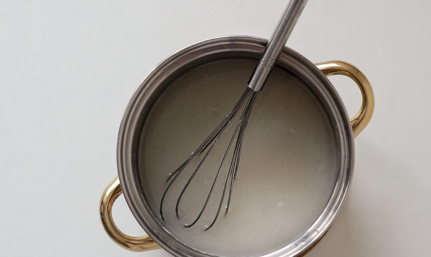 1. Этап. Кокосовый сироп: Доведите смесь до кипения. Затем уваривайте сироп примерно полчаса. Периодически помешивайте.