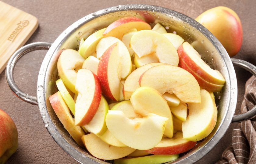 1. Этап. Варенье из яблок в сиропе: Яблоки промойте от содового раствора и откиньте на дуршлаг или сито.