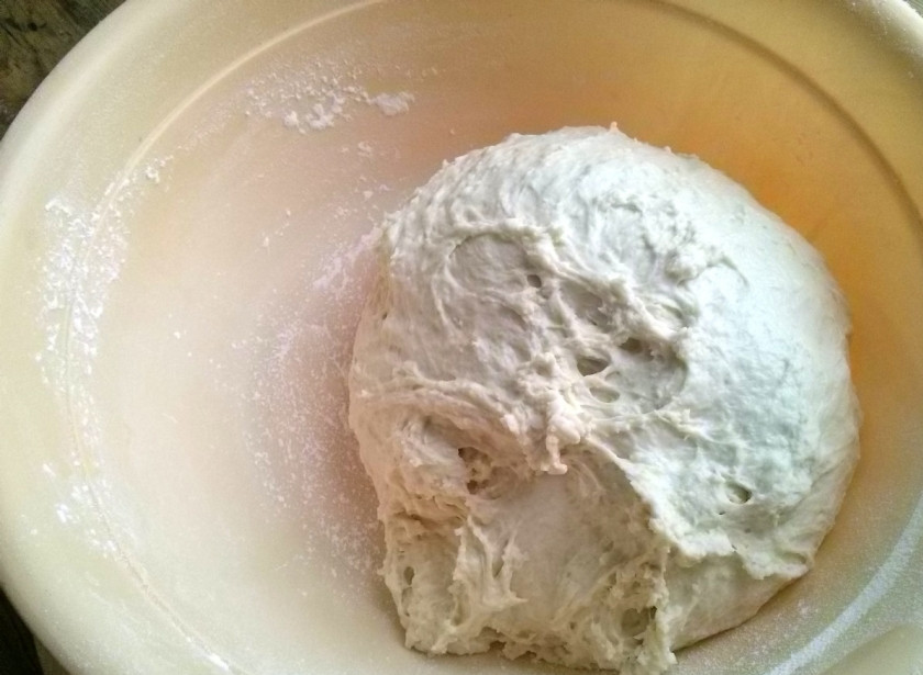 1. Этап. Багет классический: Добавьте в просеянную муку, перемешайте ложкой до однородности. После того как мука вобрала в себя всю воду, добавьте соль и замесите тесто. Вложите тесто в чистую миску, накройте и оставьте в теплом месте на 2 часа.