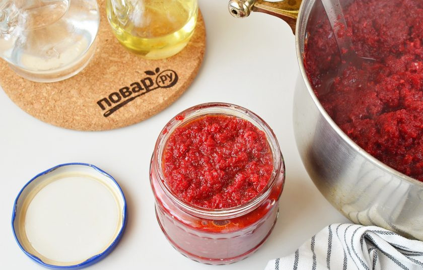 1. Этап. Икра из свеклы на зиму: Разложите горячую икру по стерильным банкам. Закрутите крышками. После остывания перенесите в прохладное место для хранения.
