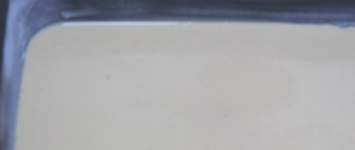 1. Этап. Рулет закусочный Рождественское полено: Противень смазать маслом и присыпать мукой. Излишки муки стряхнуть. Вылить тесто. Разровнять ложкой.