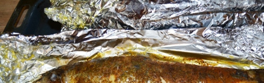 1. Этап. Селёдка в фольге в духовке: Готовую селёдку в фольге в духовке можно подать со свежими овощами. Приятного аппетита!