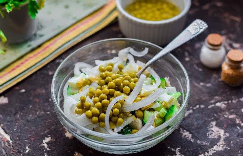 1. Этап. Салат с огурцом и горошком: Лук сполосните и измельчите полукольцами, сбрызните лимонным соком. Добавьте лук ко всем продуктам. Всыпьте в салат консервированный горошек, соль и перец.