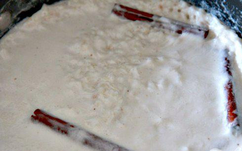 1. Этап. Рисовый десерт с изюмом: 4. Уменьшить огонь до слабого и варить, пока рис не впитает жидкость.