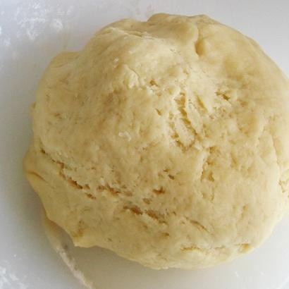 1. Этап. Печенье Грибочки: 1. Разогреть духовку до 180 градусов. В миске смешать сливочное масло, сахарную пудру, яйцо, разрыхлитель и ванильный сахар.