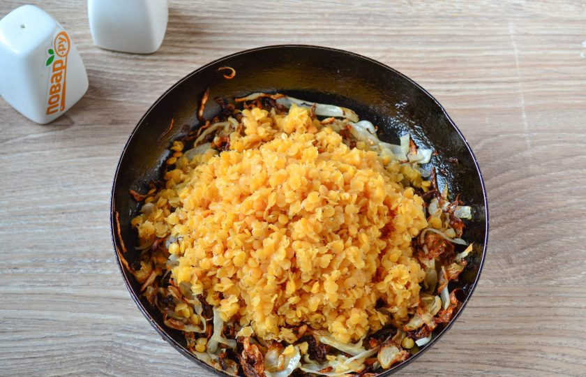 1. Этап. Чечевица с капустой: Переложите чечевицу к капусте и хорошо перемешайте.