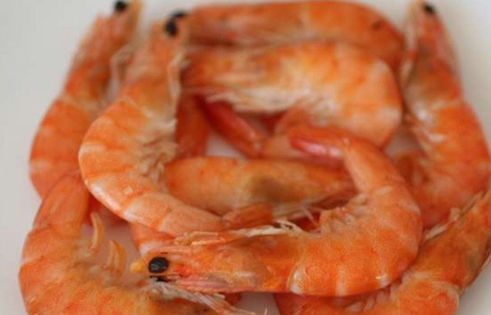 1. Этап. Суп Том ям с кокосовым молоком: В готовый суп добавляем очищенные и отваренные креветки.