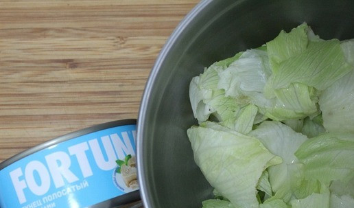 1. Этап. Салат Рождественский венок с тунцом: Листья салата порвать.