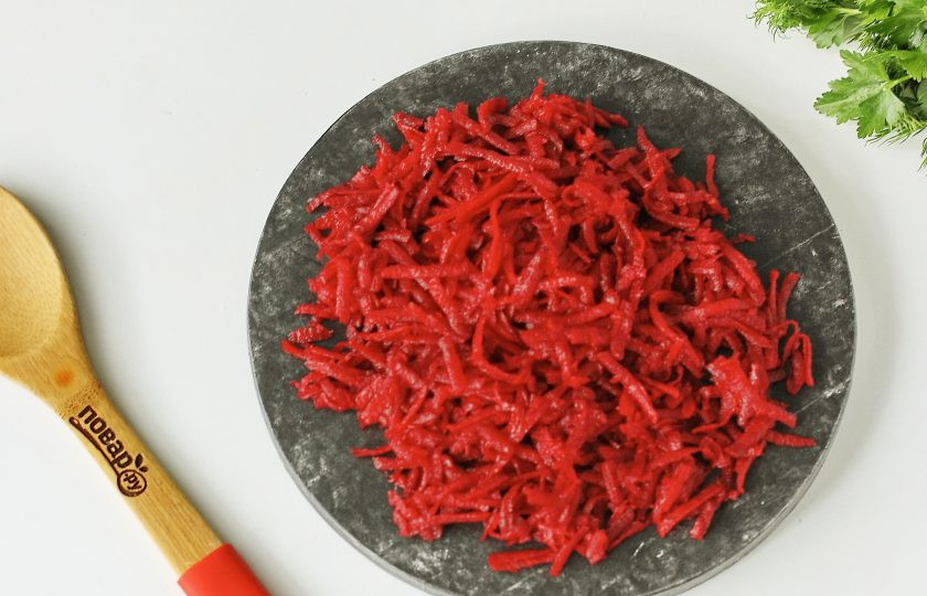 1. Этап. Борщ по-петровски: Через пару минут добавьте тертую на крупной терке свеклу.