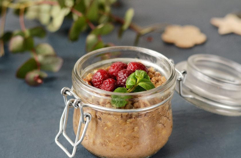 1. Этап. Кофейная овсянка: Перед подачей в кашу можно добавить ягоды и орешки. Кофейная овсянка готова. Приятного аппетита!