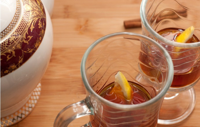 1. Этап. Грог классический: В стаканы наливаем ром, кладем по дольке лимона и наливаем процеженный чай.