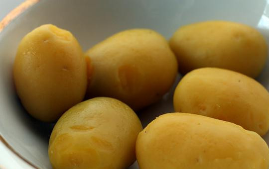 1. Этап. Окрошка на минеральной воде: Для начала отварим картофель в мундире, а яйца отварим вкрутую. Затем и то, и другое очистим, дадим остынуть.