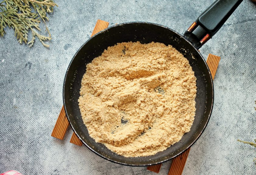 1. Этап. Смоленская каша: Влейте в сковороду растительное масло и перемешайте. Манка станет напоминать сухой песок. Снимите сковороду с огня и остудите.