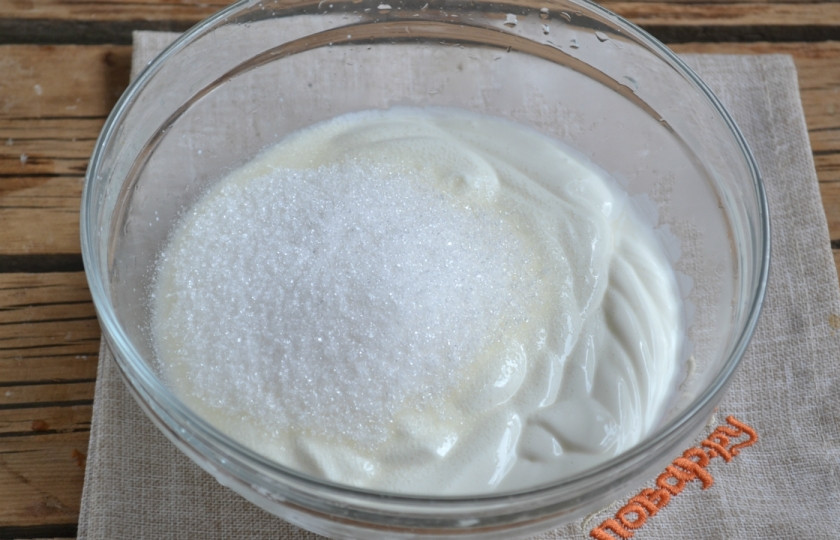 1. Этап. Торт Панчо с вишней: Пока печется корж, приготовьте крем. Для этого взбейте сметану с 1 стаканом сахара до загустения.