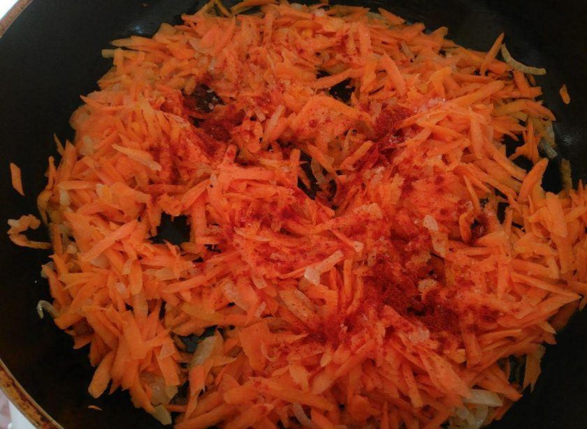 1. Этап. Гречневые зразы: Морковь натрите на крупной тёрке и добавьте в сковороду с луком, жарьте ещё 3-5 минут, в конце приготовления добавьте паприку и посолите по вкусу. Дайте готовой овощной начинке слегка остыть.