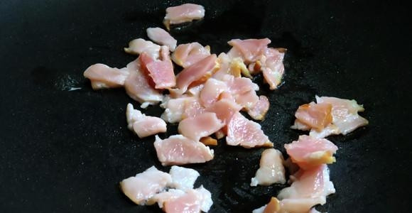 1. Этап. Паста Карбонара с беконом: На сковороде обжарьте бекон до золотистого цвета.