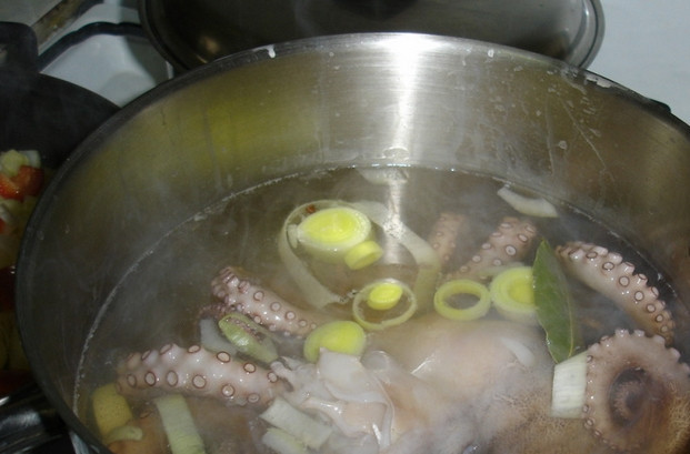 1. Этап. Осьминог с картофелем: Варим простой бульон из специй и овощей. Перед тем, как варить осьминога, обдайте его кипятком несколько раз. Таким образом вы сохраните его кожу целой. Далее варите в бульоне 25-30 минут при минимальном огне.