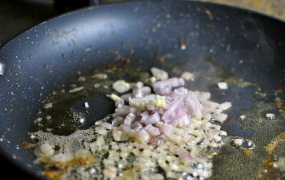 1. Этап. Тилапия с соусом: 4. Добавьте на сковороду сливочное и оливковое масло, выложите измельченный лук. Обжарьте пару минут, помешивая. Добавьте чеснок.