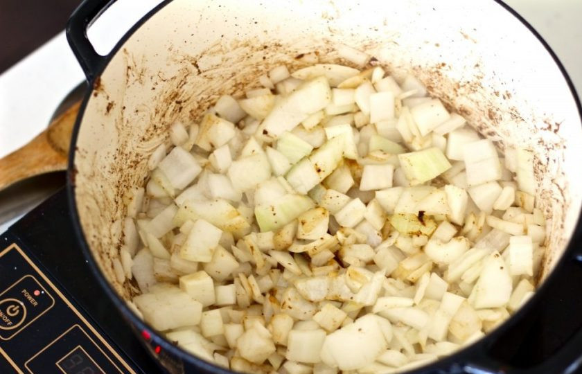 1. Этап. Говядина в вине в духовке: 3. Очистите и нарежьте кубиком лук, выложите его в кастрюлю, где обжаривали мясо.