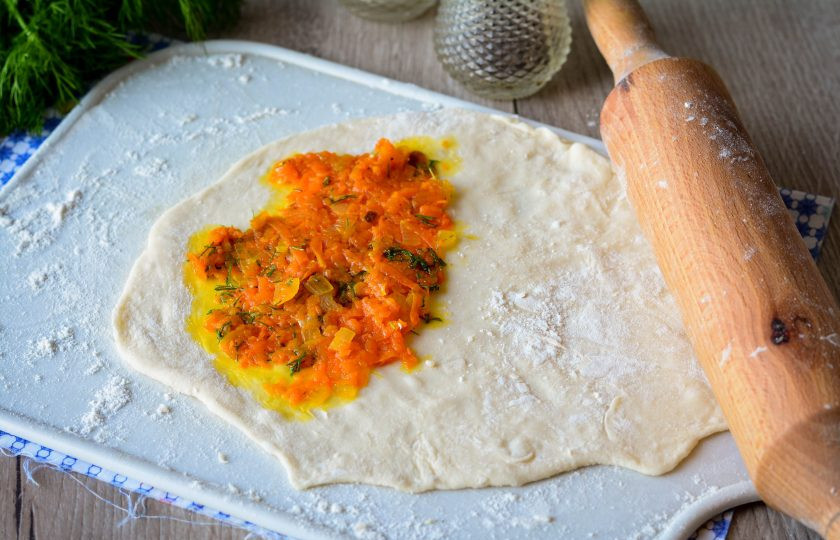 1. Этап. Чуду с тыквой: Тесто разделите на 5 равных частей, раскатайте тонко как чебуреки. На одну половину выложите ложку начинки.