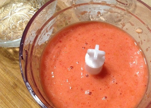 1. Этап. Фруктовый мусс: Взбиваем-перемалываем все в однородную пышную массу.