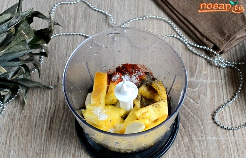 1. Этап. Курица, запеченная с ананасами: Затем кладем чеснок, имбирь, соевый соус, паприку, соль, перец. Обратите внимание, что соли следует добавлять немного, поскольку соевый соус достаточно соленый. Измельчаем все до однородности.