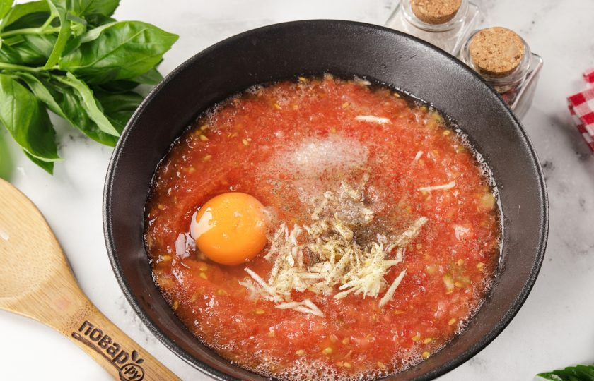 1. Этап. Томатные оладьи: Добавьте яйцо, соль, перец и измельчённый чеснок.