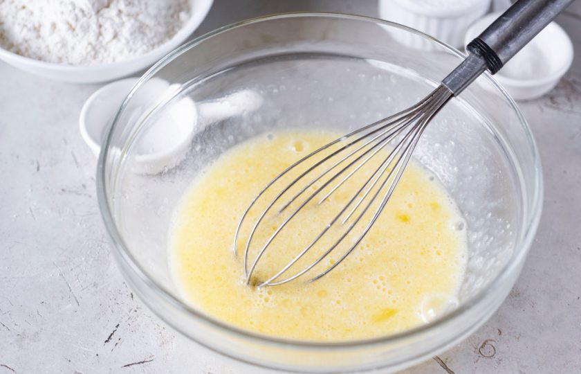 1. Этап. Сухое печенье: Активно все перемешайте венчиком до получения однородной смеси.