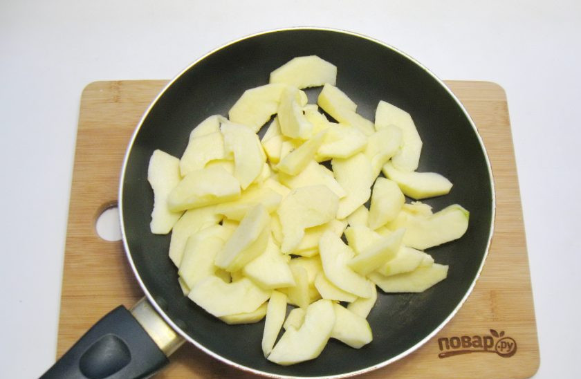 1. Этап. Яблочный пирог Джейми Оливера: Пока тесто в холоде, сделайте начинку. Яблоки помойте, очистите, удалите сердцевину и нарежьте пластинками. Выложите в сковороду, добавьте сливочное масло и сахар.