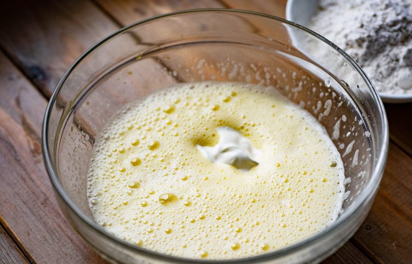 1. Этап. Бельгийские вафли без масла: Добавьте сметану и молоко.