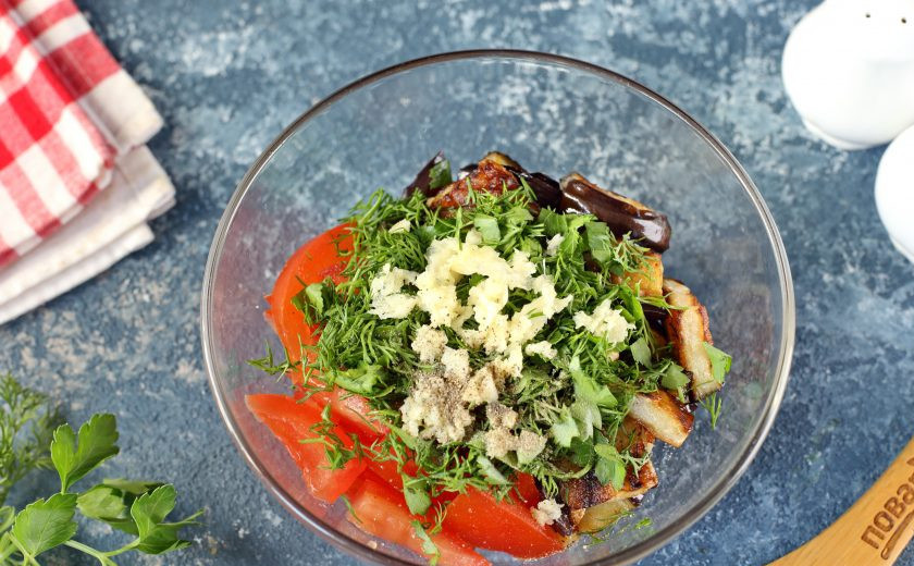 1. Этап. Салат к шашлыкам: Добавьте рубленую зелень, давленый чеснок и уксус. Масло я не добавляю, мне хватает его от баклажанов, но можете добавить 1-2 ст.л. по желанию.