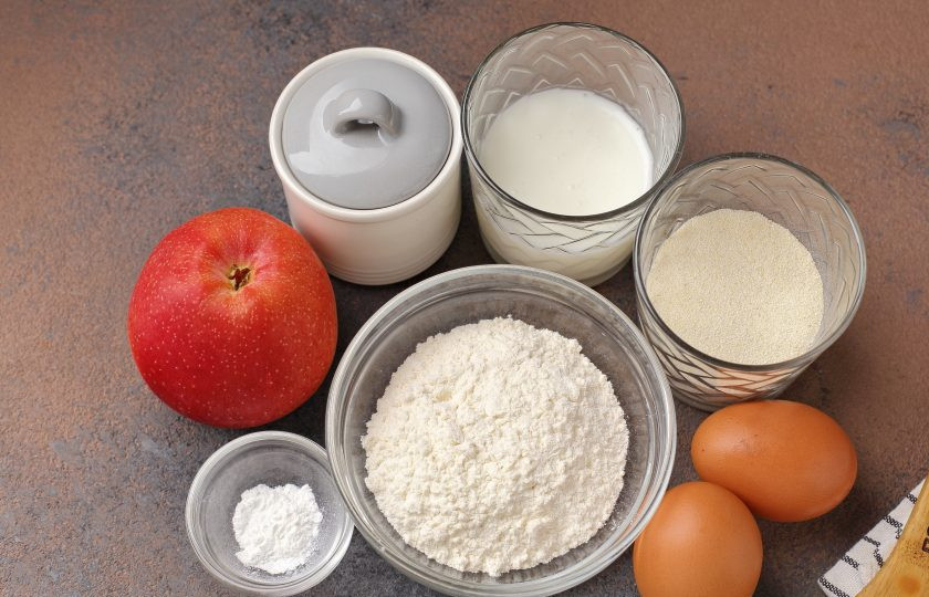 1. Этап. Шарлотка с манкой и яблоками: Подготовьте все ингредиенты.