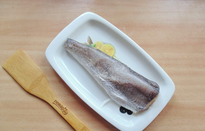 1. Этап. Хек с кабачками в духовке: Хек почистите, удалите плавники и внутреннюю плёнку. Вырежьте хребет.