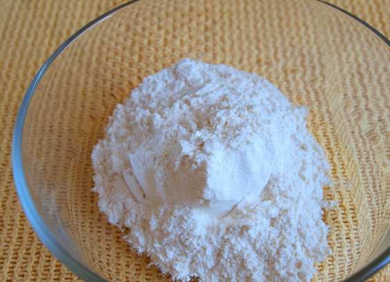 1. Этап. Оладушки на йогурте: 1. С тестом все предельно просто. В глубокую мисочку просейте муку с солью и содой.