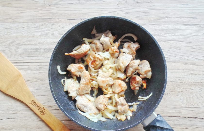 1. Этап. Свинина в горчичном соусе на сковороде: Обжаривайте ещё 3-5 минут.