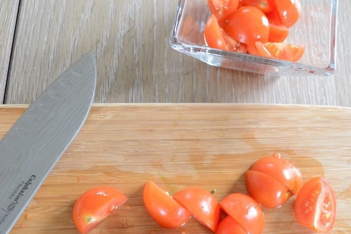 1. Этап. Картофельный салат с соусом Тцатцики: 4. Черри вымойте и разрежьте дольками.