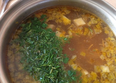 1. Этап. Суп из замороженных белых грибов: Картофель готов, значит готово и все остальное. Доводим суп до вкуса, добавляем зелень и выключаем плиту.