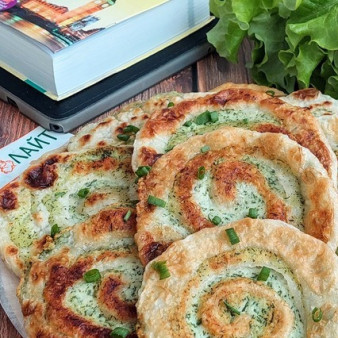 Слоеные лепешки с индейкой и сыром