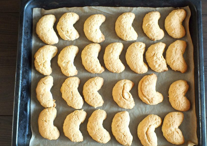 1. Этап. Греческое печенье Курабьедес: По истечении времени достаньте противень с печеньем из духовки и охладите немного.