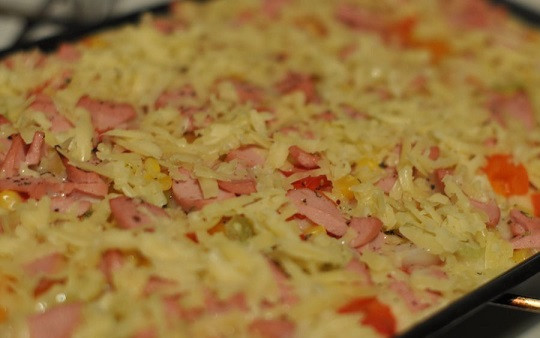 1. Этап. Быстрая пицца на кефире: 6. Посыпьте сверху сыром, и отправьте противень в разогретую духовку. В зависимости от начинки, выпекайте пиццу от 20 до 35 минут при средней температуре.