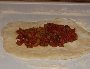 1. Этап. Свиха: Выкладываем примерно 2 столовых ложки начинки.