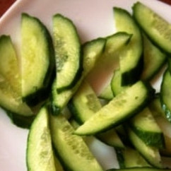 1. Этап. Яйца, фаршированные сыром и чесноком: Огурцы нарезаем тонкими полукольцами.