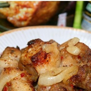 Мясо в рукаве на луковой подушке