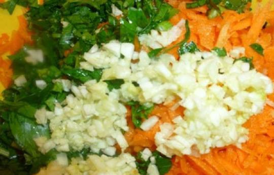 1. Этап. Маринованные баклажаны по-татарски: Мелко нарежьте чеснок, петрушку и укроп. Морковь натрите на терке. Смешайте все в одной емкости.