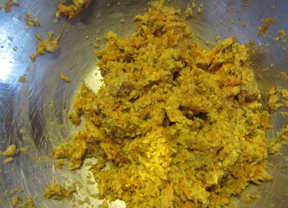 1. Этап. Чечевичные котлеты: 4. Смешать все ингредиенты до однородной массы. Постепенно добавлять муку, тщательно перемешивая. Фарш не должен быть слишком мучным, достаточно довести его до такой консистенции, когда можно слепить котлетку.