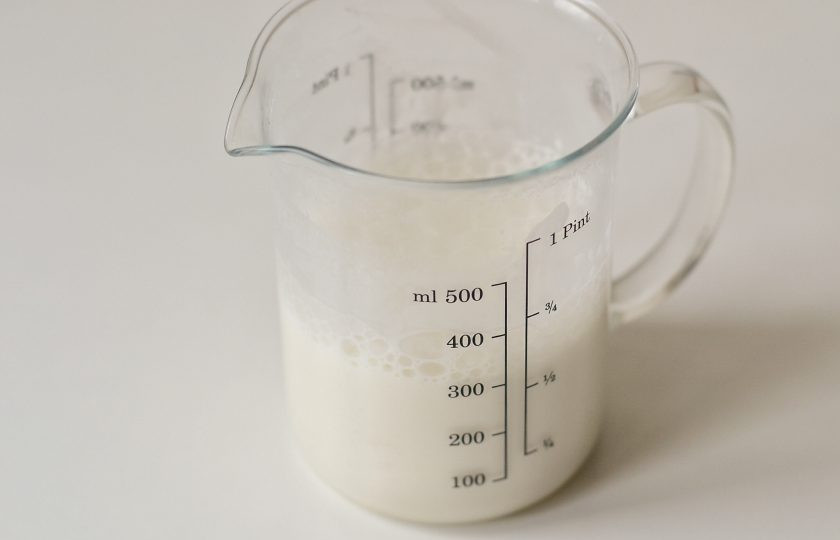 1. Этап. Соевая сметана в домашних условиях: Тонкой струйкой вливайте кокосовое масло в молоко, одновременно взбивая жидкость блендером.