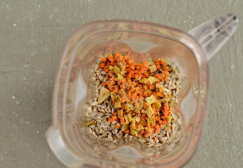 1. Этап. Паштет из маша: В блендере измельчите все ингредиенты. По необходимости добавьте ещё воды до кремовой консистенции.